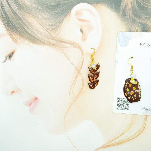 [受注製作]アップルパイとエピの切り絵ピアス/イヤリング 2枚目の画像