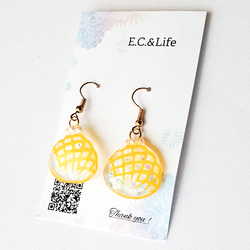切り絵メロンパンのピアス/イヤリング 1枚目の画像