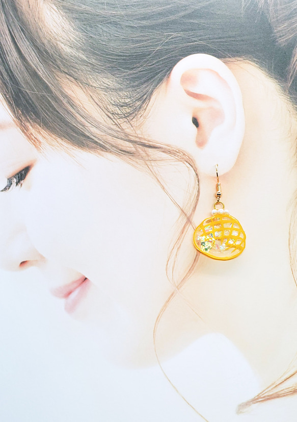 切り絵メロンパンのピアス/イヤリング 2枚目の画像