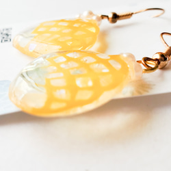 切り絵メロンパンのピアス/イヤリング 4枚目の画像