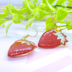 恋する真っ赤ないちご切り絵ピアス/イヤリング 1枚目の画像