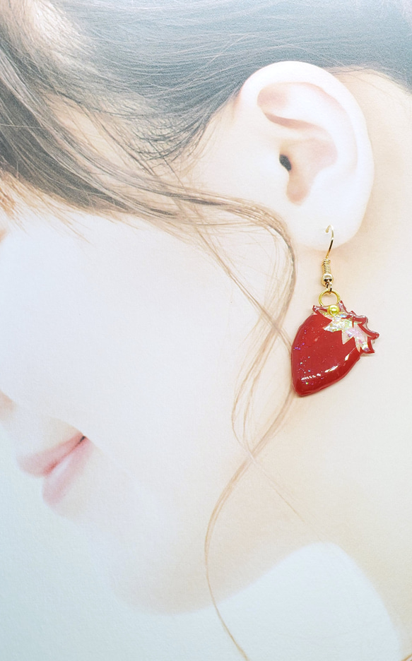 恋する真っ赤ないちご切り絵ピアス/イヤリング 2枚目の画像