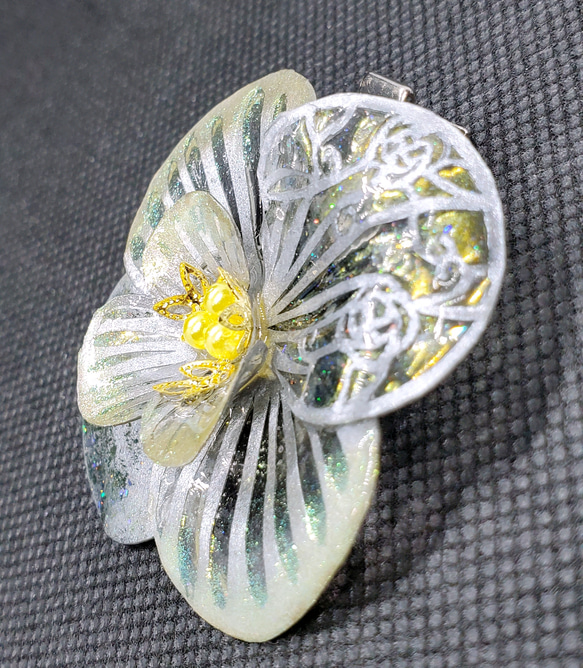 純粋に煌めく希望の花[ブローチ] 3枚目の画像