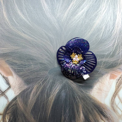 深く見つめる冷静の花[ヘアクリップ] 1枚目の画像