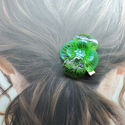 森と大空を見つめる聖母の花[ヘアクリップ] 1枚目の画像