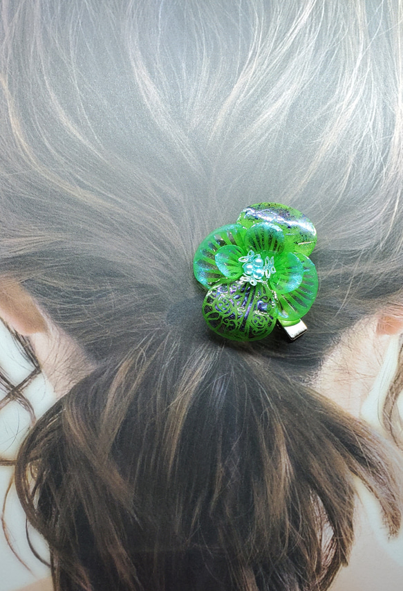 森と大空を見つめる聖母の花[ヘアクリップ] 1枚目の画像