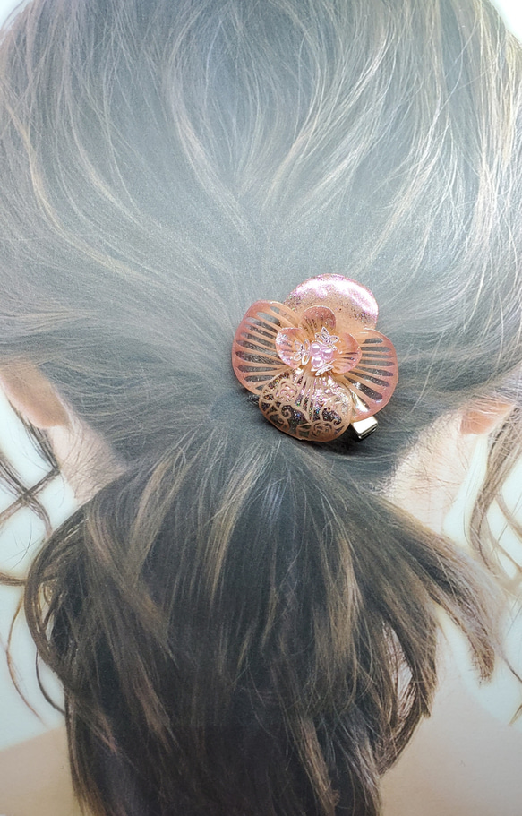可憐に咲き誇る笑顔の花[ヘアクリップ] 1枚目の画像