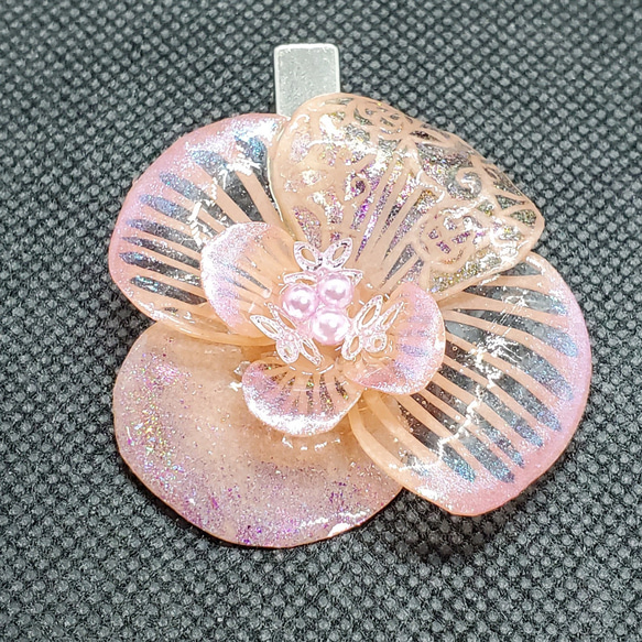 可憐に咲き誇る笑顔の花[ヘアクリップ] 2枚目の画像