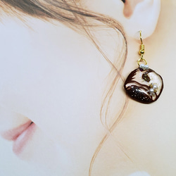 あんぱんの切り絵ピアス/イヤリング 2枚目の画像