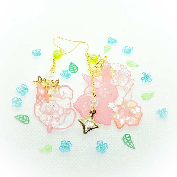 桜とうさぎの春色切り絵ピアス/イヤリング 1枚目の画像