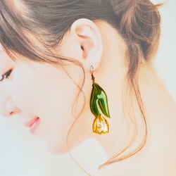 [黄]チューリップの切り絵ピアス/イヤリング 2枚目の画像