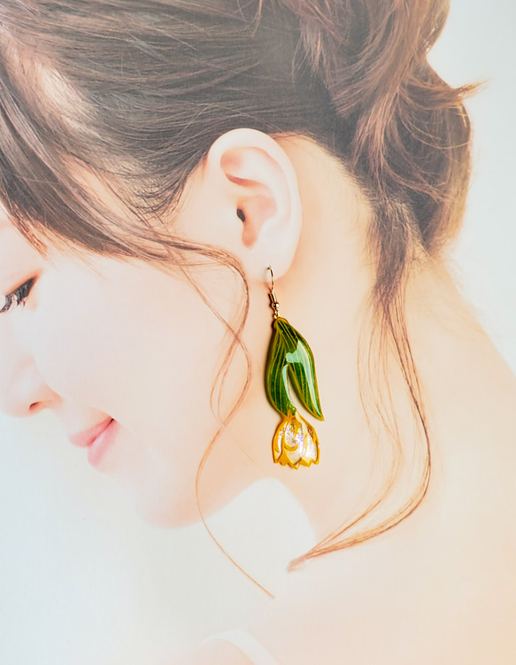 [黄]チューリップの切り絵ピアス/イヤリング 2枚目の画像