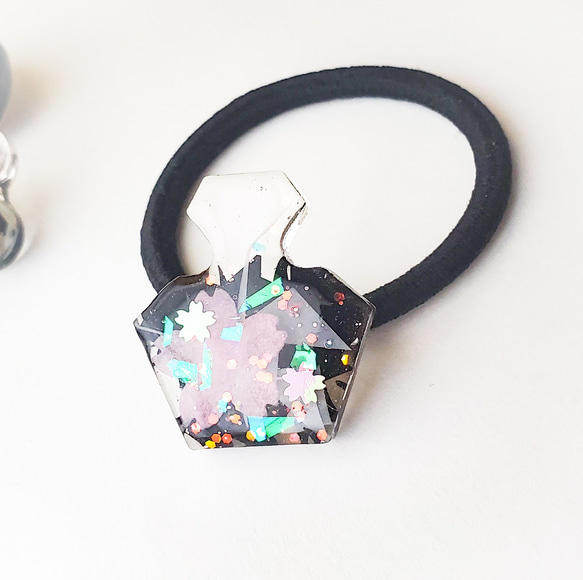 モノクロ桜香水瓶のヘアゴム 1枚目の画像