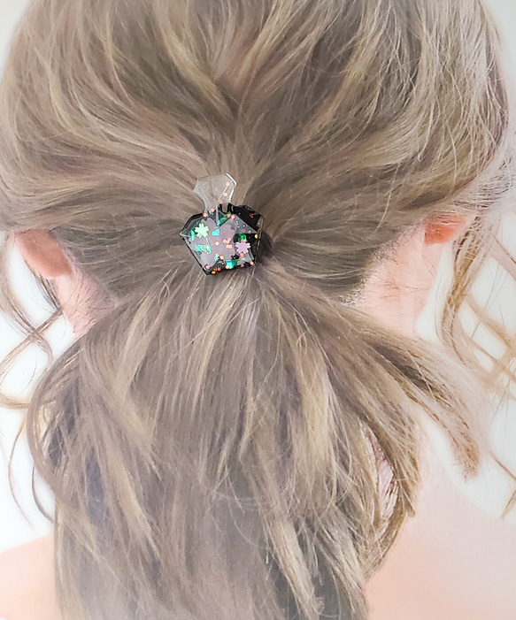 モノクロ桜香水瓶のヘアゴム 2枚目の画像