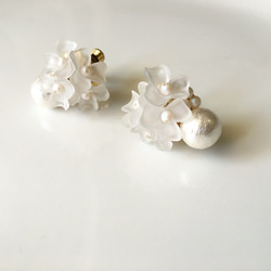 白い花とパールのブーケイヤリング・ピアス 2枚目の画像