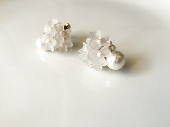 白い花とパールのブーケイヤリング・ピアス 2枚目の画像