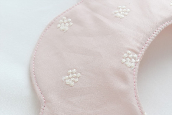 C&Sオリジナルアナベル刺繍生地がシンプルかわいい小さめ花びらスタイ(グレイッシュピンク） 6枚目の画像