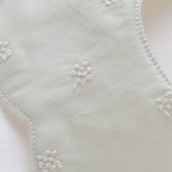C&Sオリジナルアナベル刺繍生地がシンプルかわいい小さめ花びらスタイ(ミンティー） 6枚目の画像