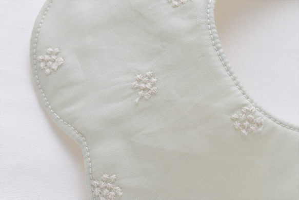 C&Sオリジナルアナベル刺繍生地がシンプルかわいい小さめ花びらスタイ(ミンティー） 6枚目の画像