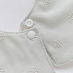 C&Sオリジナルアナベル刺繍生地がシンプルかわいい小さめ花びらスタイ(ミンティー） 7枚目の画像