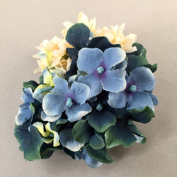 ブルーあじさいの花びらコサージュ（ブローチ） 3枚目の画像