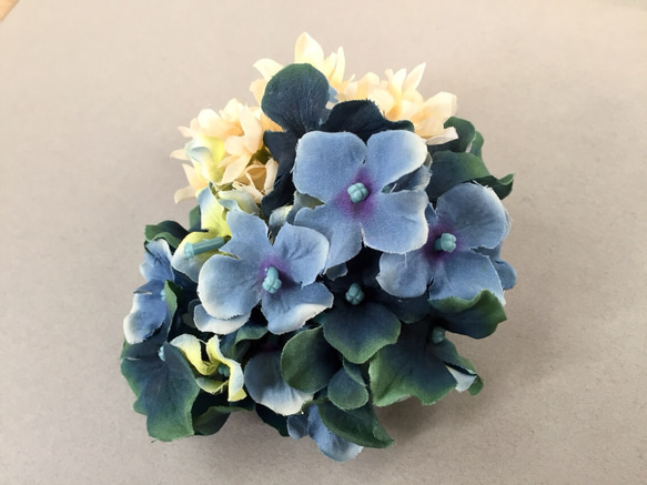 ブルーあじさいの花びらコサージュ（ブローチ） 3枚目の画像