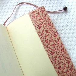リネンのブックカバー（赤い草花／新書サイズ） 2枚目の画像