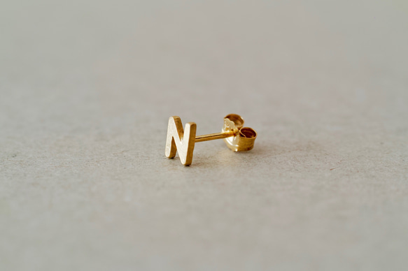 LETTER  N stud earrings 2枚目の画像