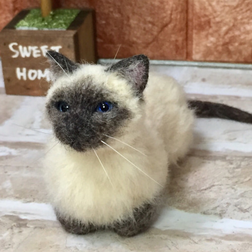 羊毛フェルト ミニチュア 香箱座りのシャム猫 羊毛フェルト