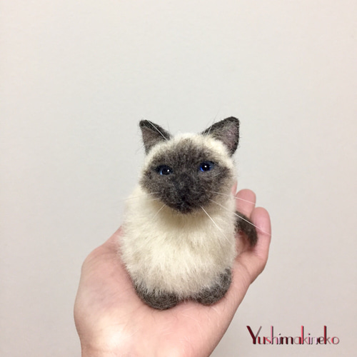 羊毛フェルト ミニチュア 香箱座りのシャム猫 羊毛フェルト