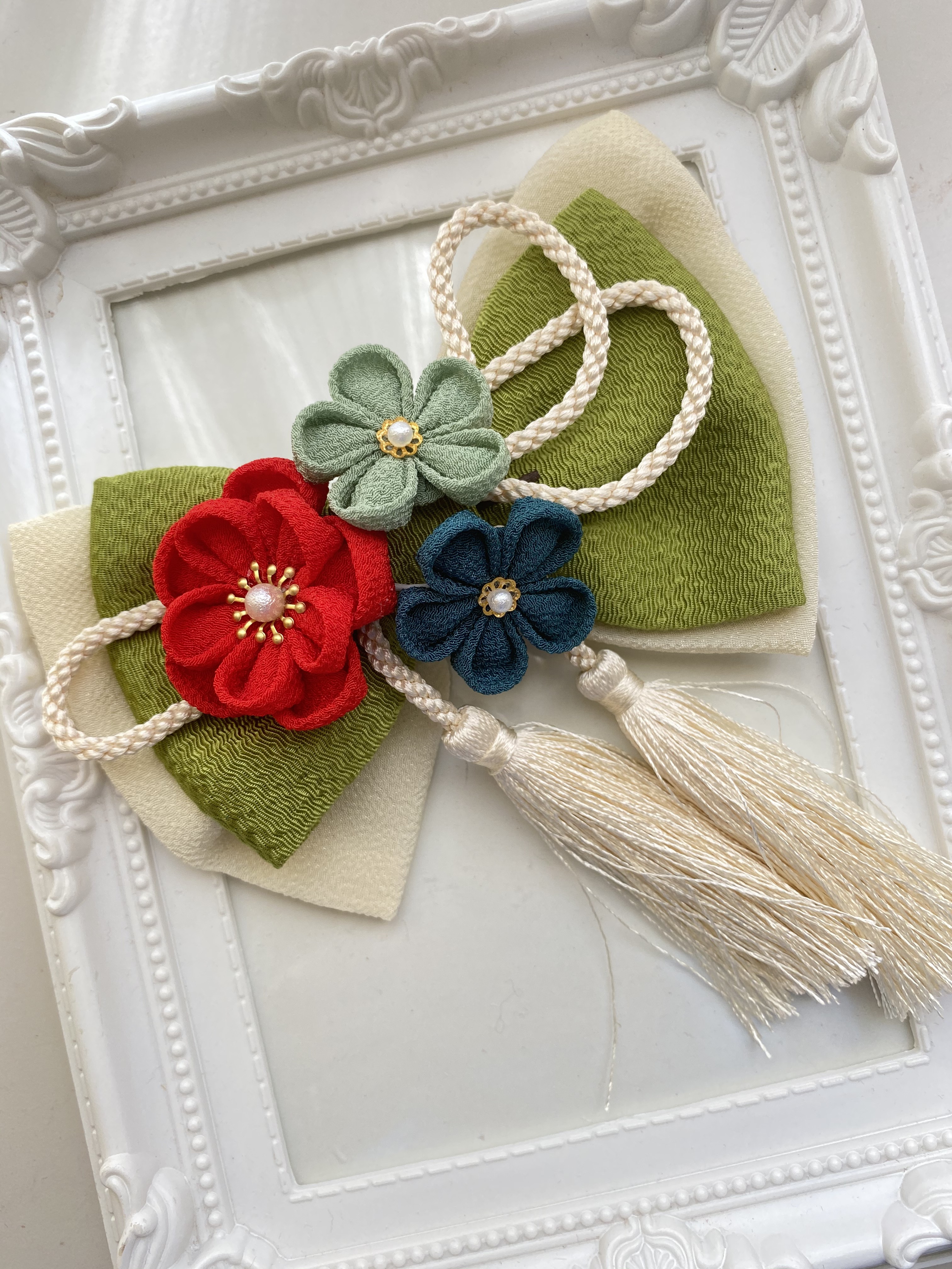 成人式　髪飾り　和装　アイボリー×グリーンつまみ細工　りぼん　 卒業式　結婚式