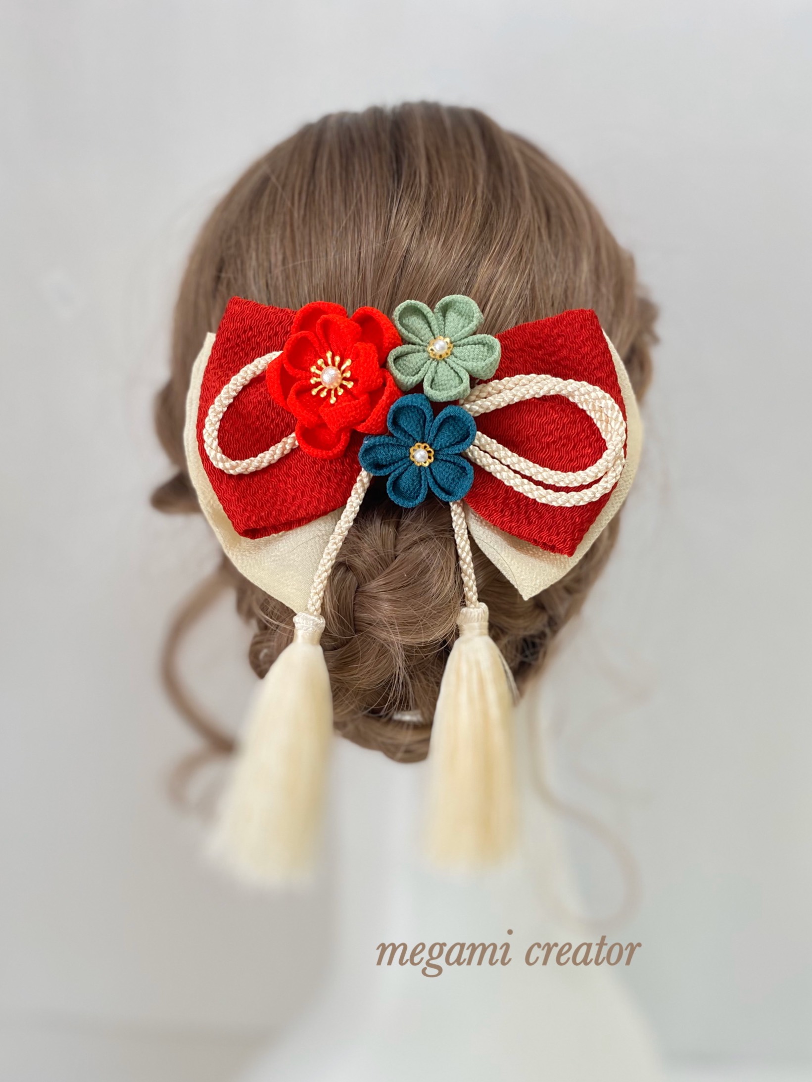 成人式　髪飾り　和装　アイボリー×レッドつまみ細工　りぼん　 卒業式　結婚式