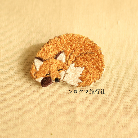 キタキツネのまあるい刺繍ブローチ 2枚目の画像