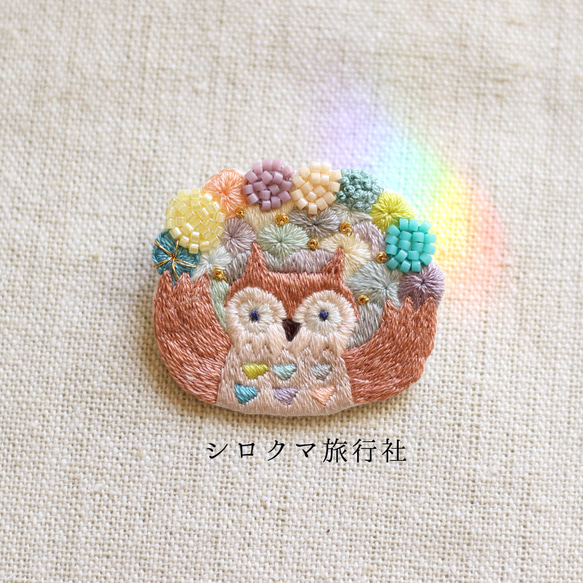 フクロウのにじいろ刺繍ブローチ 1枚目の画像