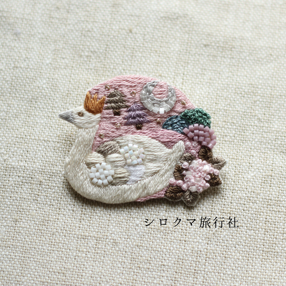 白鳥の湖の刺繍ブローチ（spring） 1枚目の画像