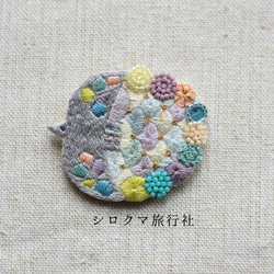 にじいろな鳥の刺繍ブローチ 1枚目の画像