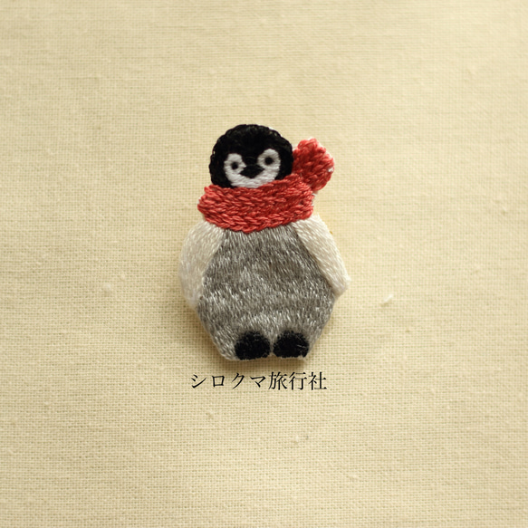 秋の仔ペンギンの刺繍ブローチ red 2枚目の画像