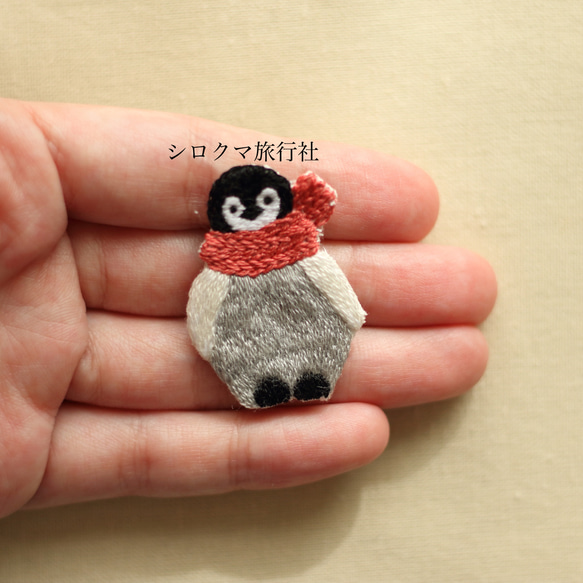 秋の仔ペンギンの刺繍ブローチ red 4枚目の画像