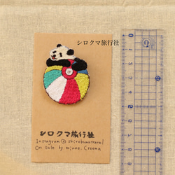 ころころパンダの刺繍ブローチ（すわる） 3枚目の画像