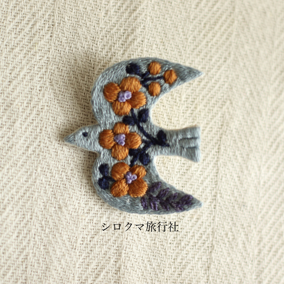 Autumn bird 刺繍ブローチ（light blue × blown） 2枚目の画像