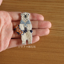 Autumn flowerbouquet シロクマ刺繍ブローチ（ストール light blue） 3枚目の画像