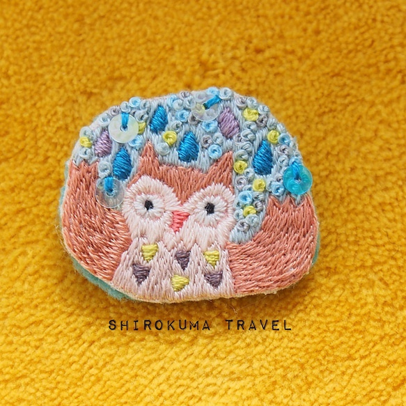 雨の日のフクロウ　刺繍ブローチ 3枚目の画像