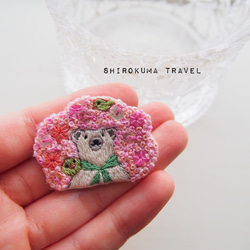 Polar bear【Cherry blossom viewing】 embroidery brooch 2 刺繡胸針 第4張的照片