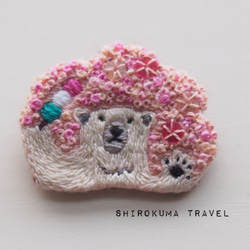 Polar bear【Cherry blossom viewing】 embroidery brooch 刺繡胸針 第2張的照片