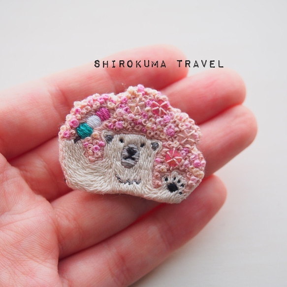 Polar bear【Cherry blossom viewing】 embroidery brooch 刺繡胸針 第3張的照片