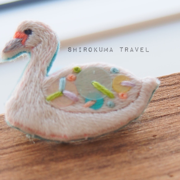【Swan】 embroidery brooch 刺繡胸針 第2張的照片