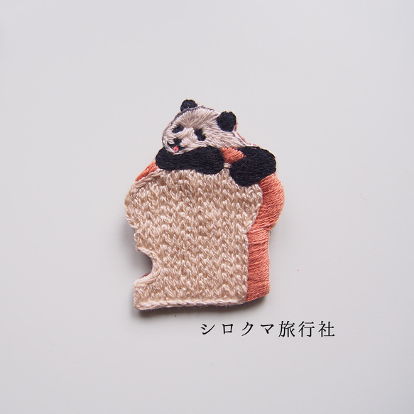 【Panda and bread】 embroidery brooch 刺繡胸針 第2張的照片