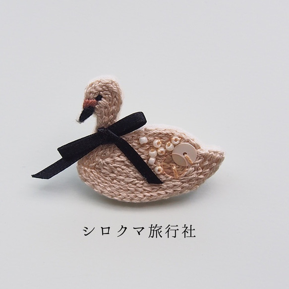 【Off white swan】embroidery brooch 刺繡胸針 第1張的照片