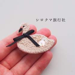 【Off white swan】embroidery brooch 刺繡胸針 第3張的照片
