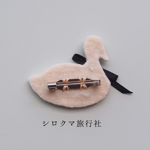 【Off white swan】embroidery brooch 刺繡胸針 第4張的照片